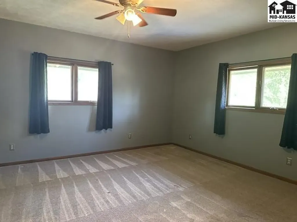 3208 N Sandy Hollow Drive Hutchinson KS 67502