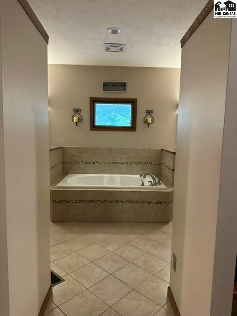 3208 N Sandy Hollow Drive Hutchinson KS 67502