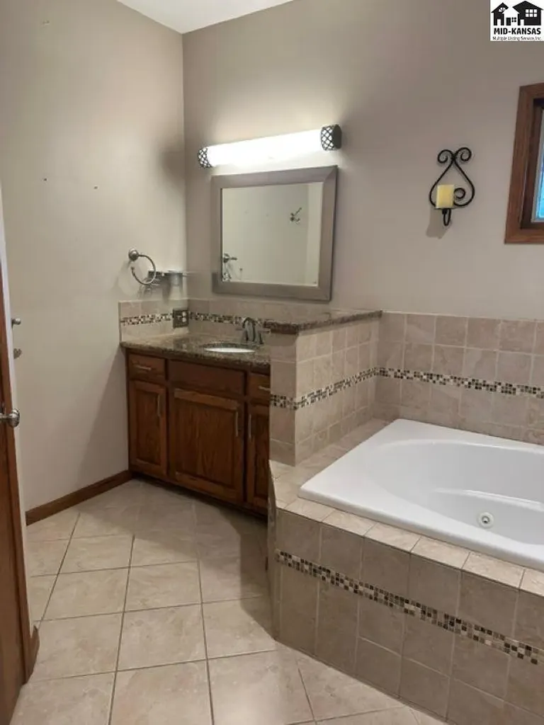 3208 N Sandy Hollow Drive Hutchinson KS 67502