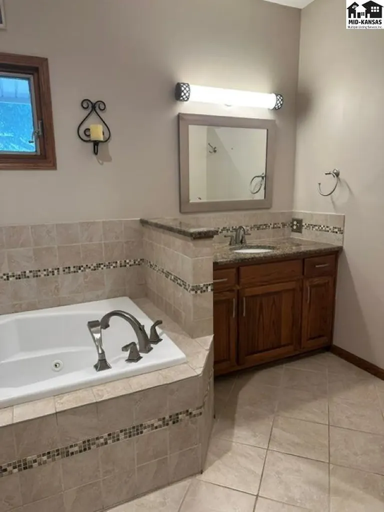 3208 N Sandy Hollow Drive Hutchinson KS 67502
