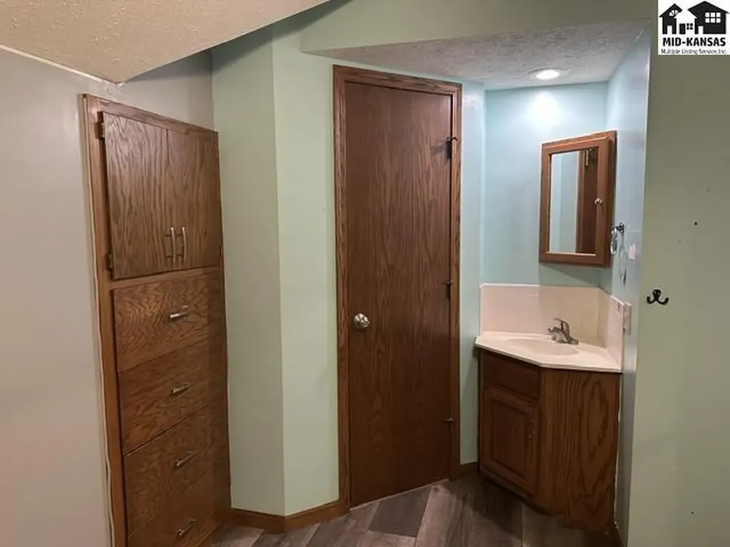 3208 N Sandy Hollow Drive Hutchinson KS 67502