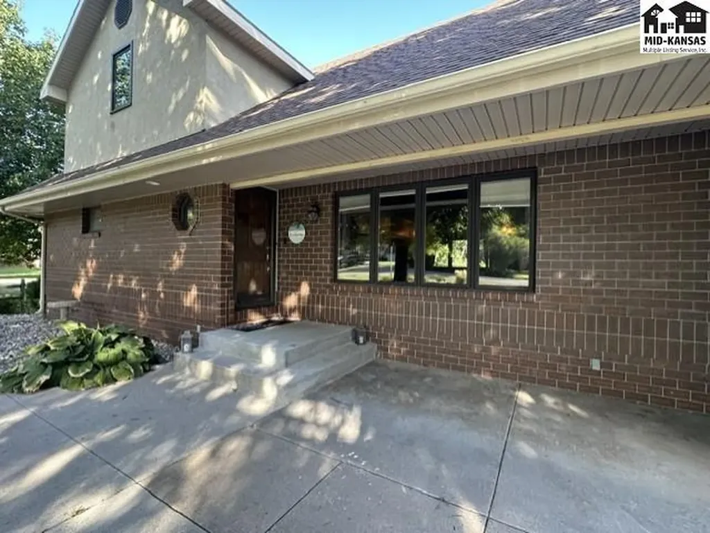3208 N Sandy Hollow Drive Hutchinson KS 67502