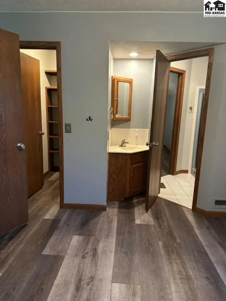 3208 N Sandy Hollow Drive Hutchinson KS 67502