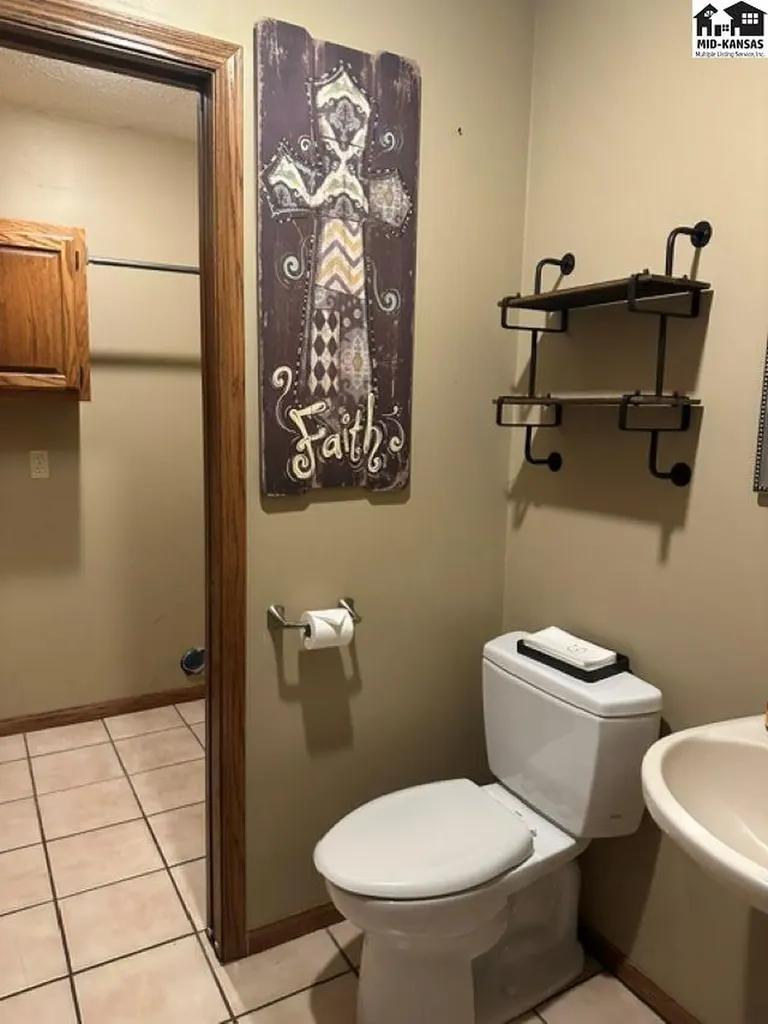 3208 N Sandy Hollow Drive Hutchinson KS 67502