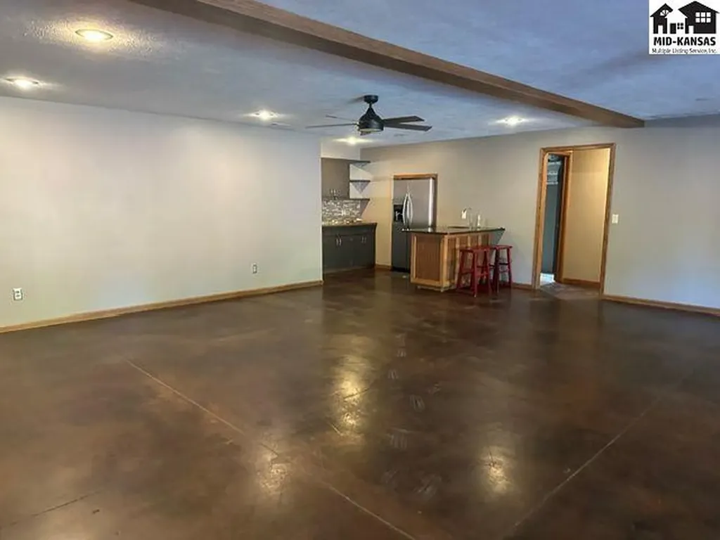 3208 N Sandy Hollow Drive Hutchinson KS 67502