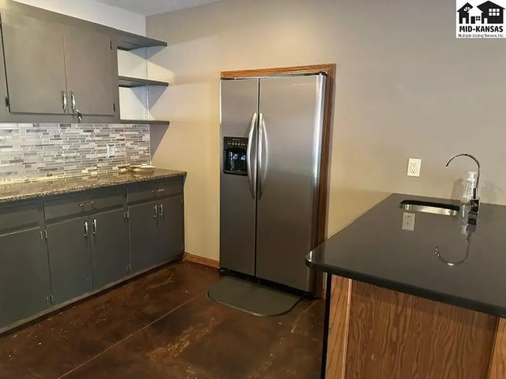 3208 N Sandy Hollow Drive Hutchinson KS 67502