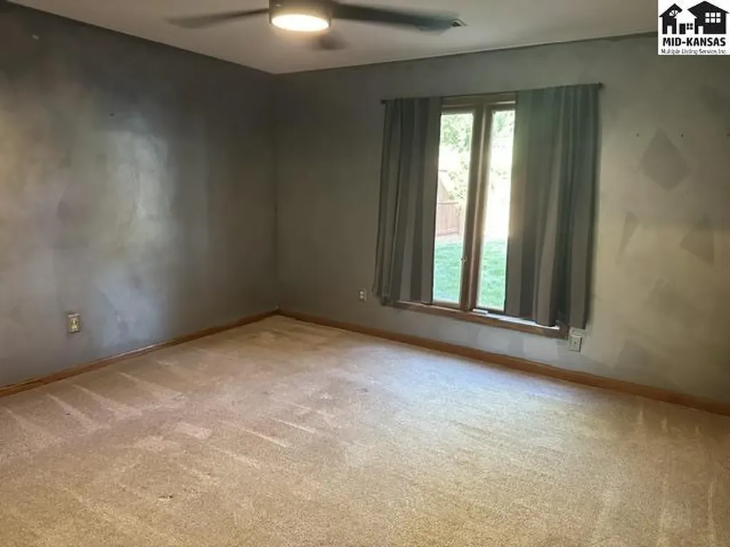 3208 N Sandy Hollow Drive Hutchinson KS 67502