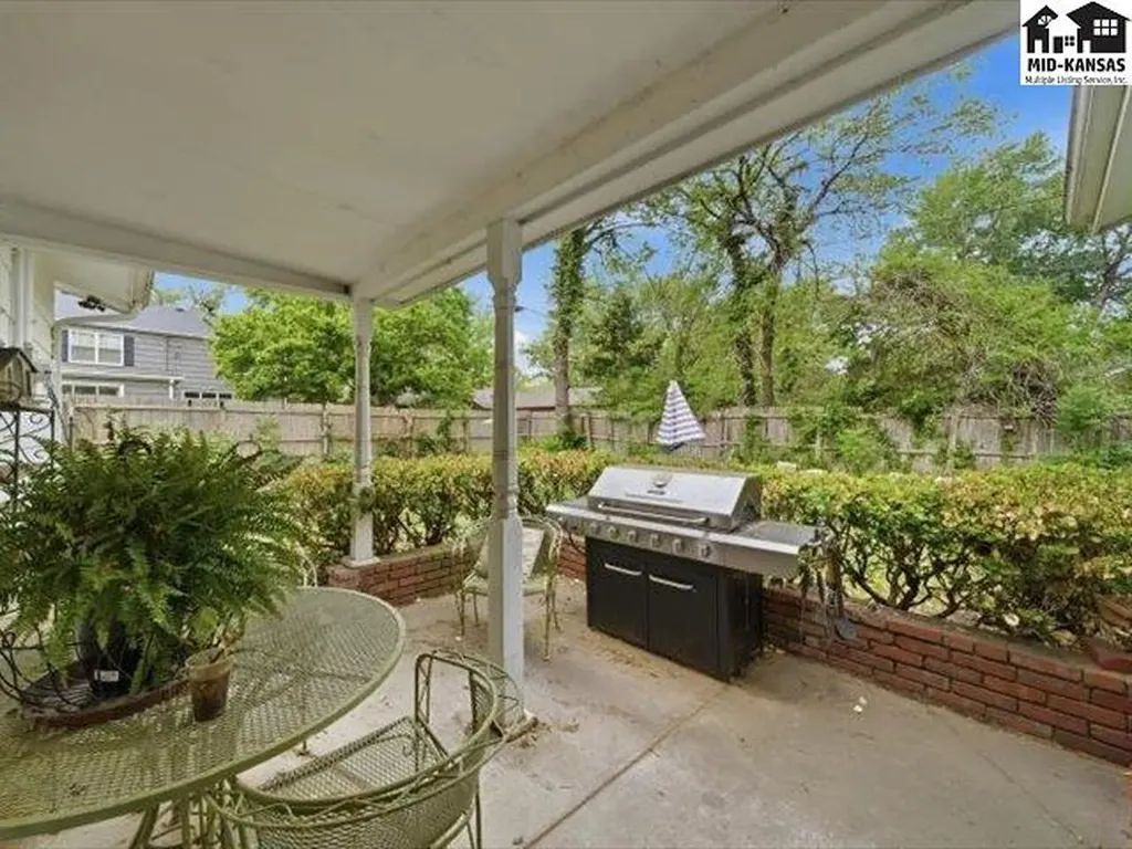 608 W 8th Street Newton KS 67114