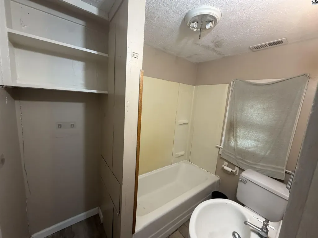 815 E 9th Avenue Hutchinson KS 67501