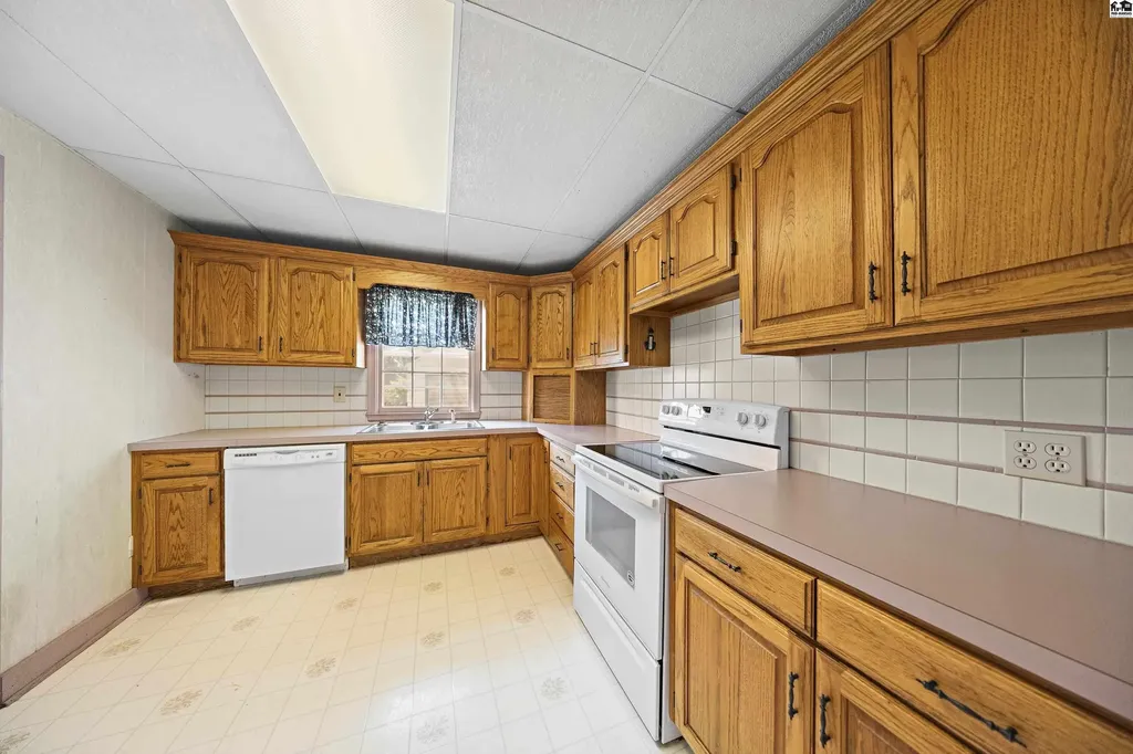 421 E 16th Avenue Hutchinson KS 67501