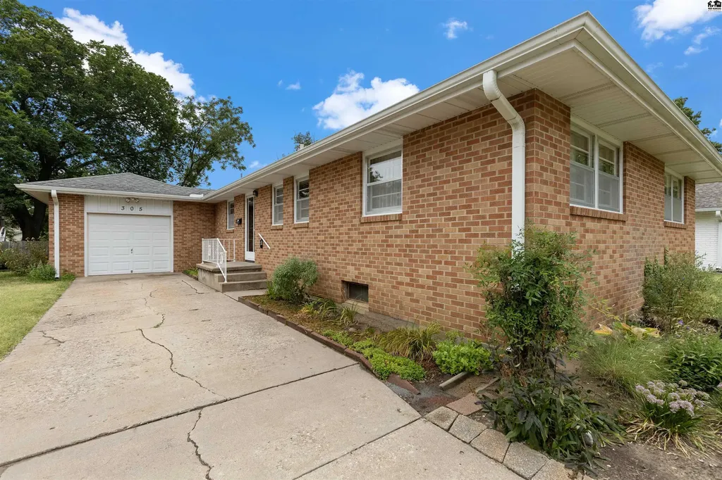 305 W 26th Avenue Hutchinson KS 67502
