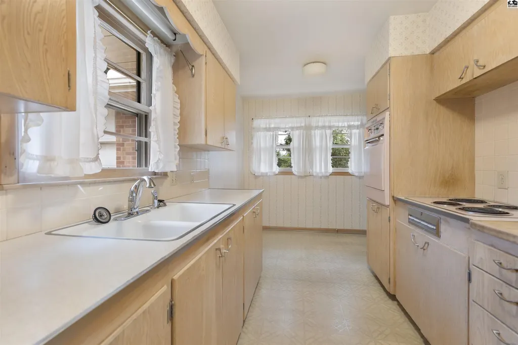 305 W 26th Avenue Hutchinson KS 67502