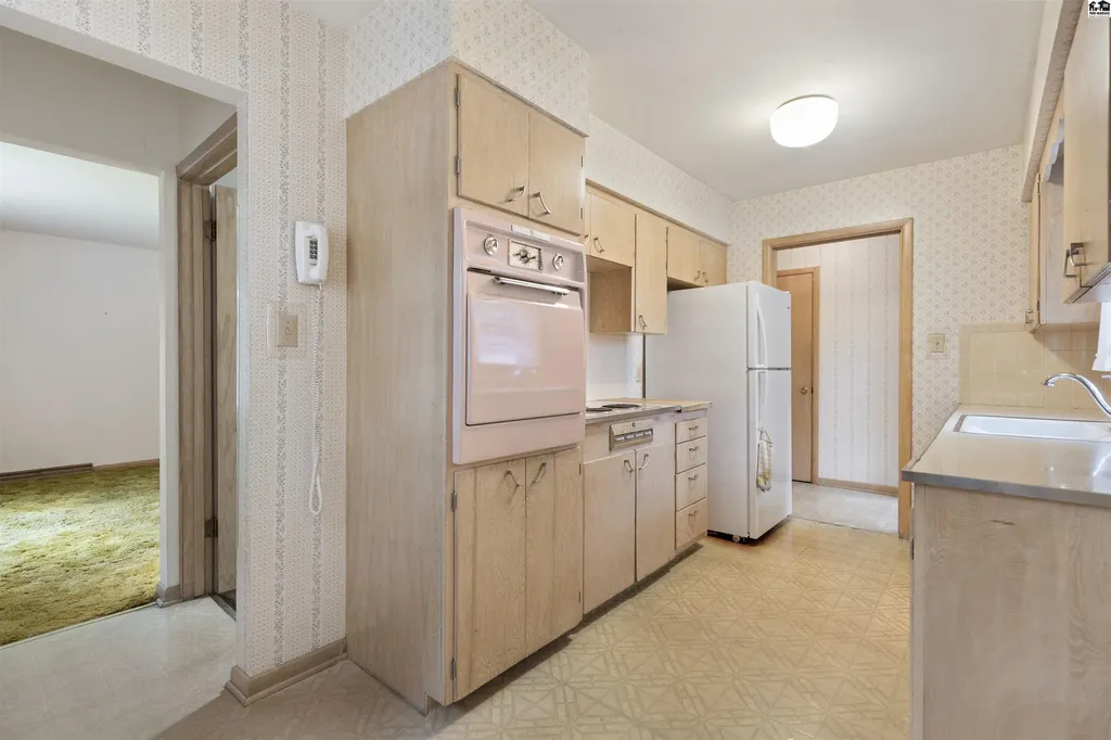 305 W 26th Avenue Hutchinson KS 67502