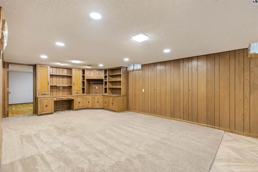 305 W 26th Avenue Hutchinson KS 67502