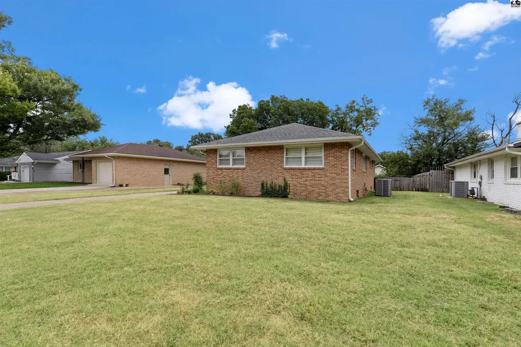 305 W 26th Avenue Hutchinson KS 67502