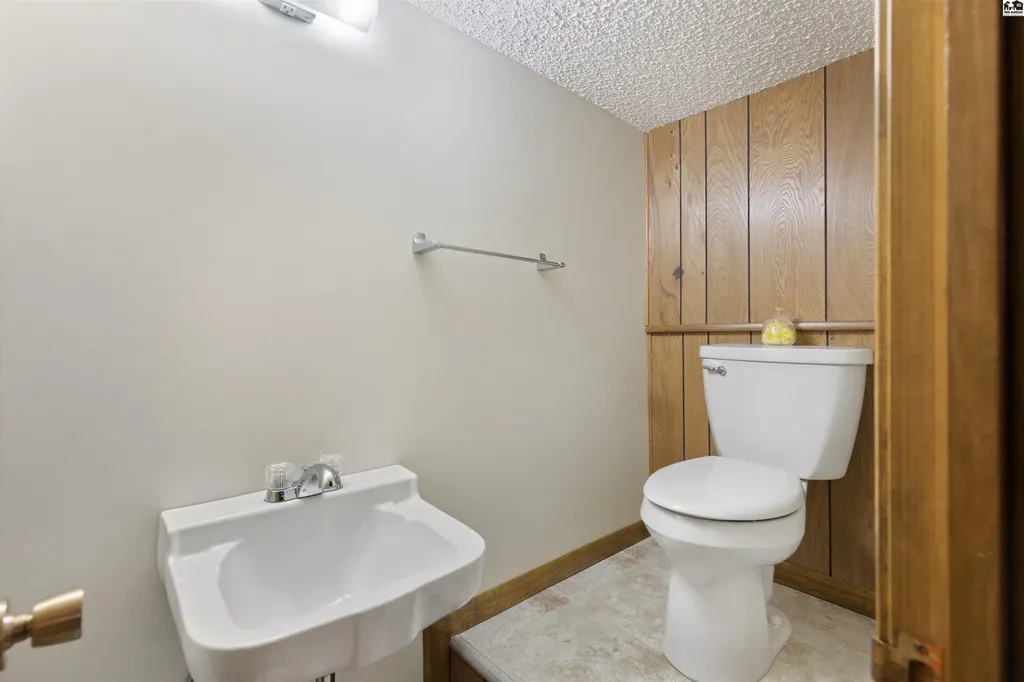 305 W 26th Avenue Hutchinson KS 67502