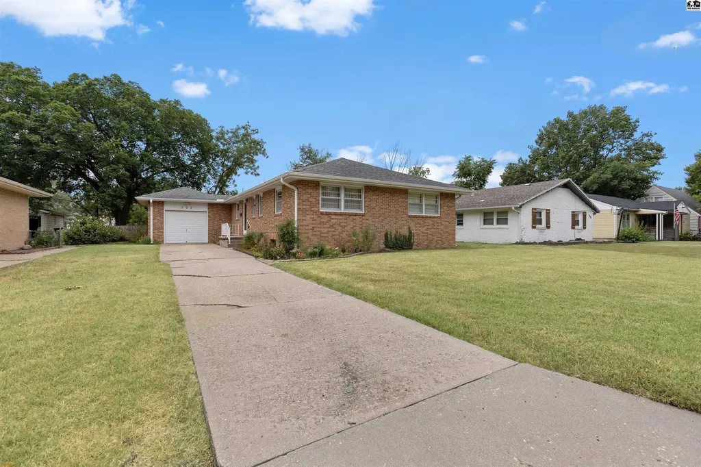 305 W 26th Avenue Hutchinson KS 67502