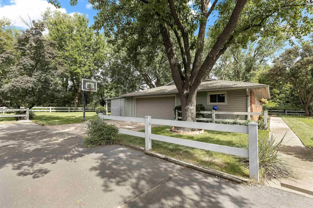 10211 Golden Arrow Drive Hutchinson KS 67502
