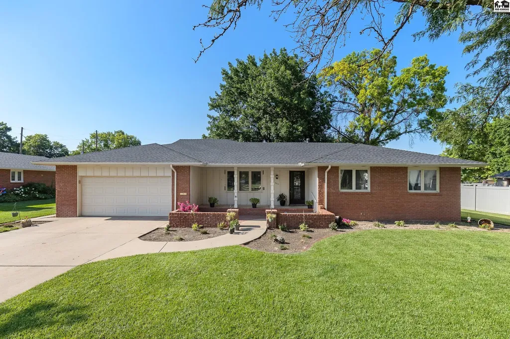 900 Surrey Trail Hutchinson KS 67502