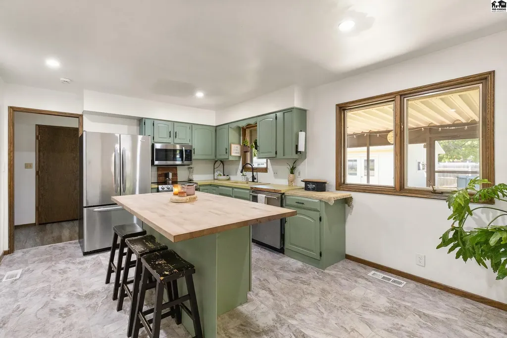 900 Surrey Trail Hutchinson KS 67502