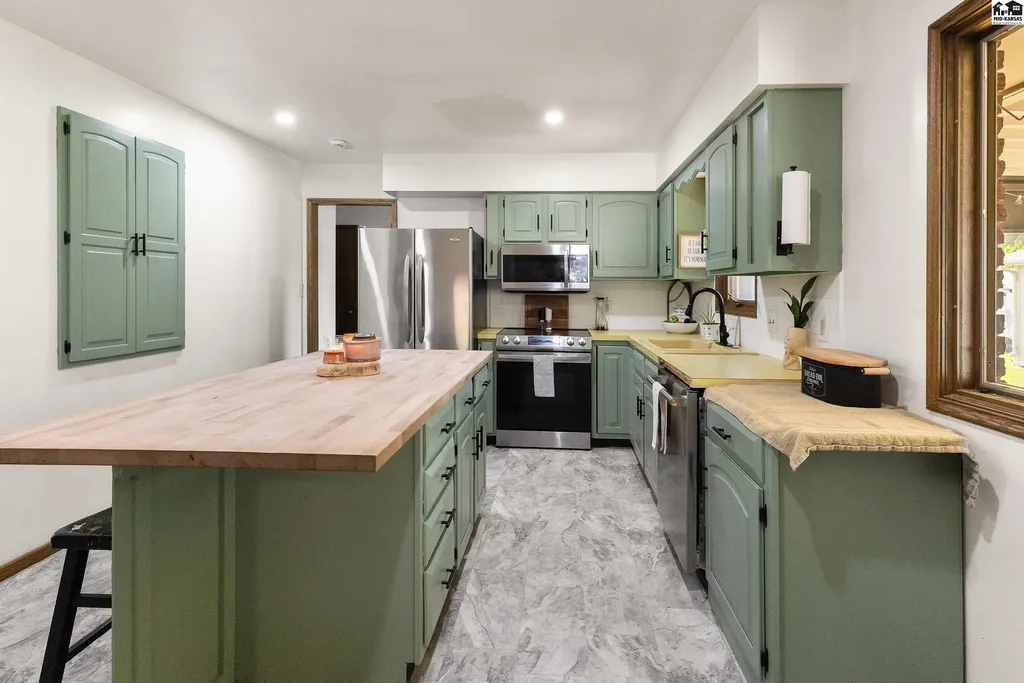 900 Surrey Trail Hutchinson KS 67502