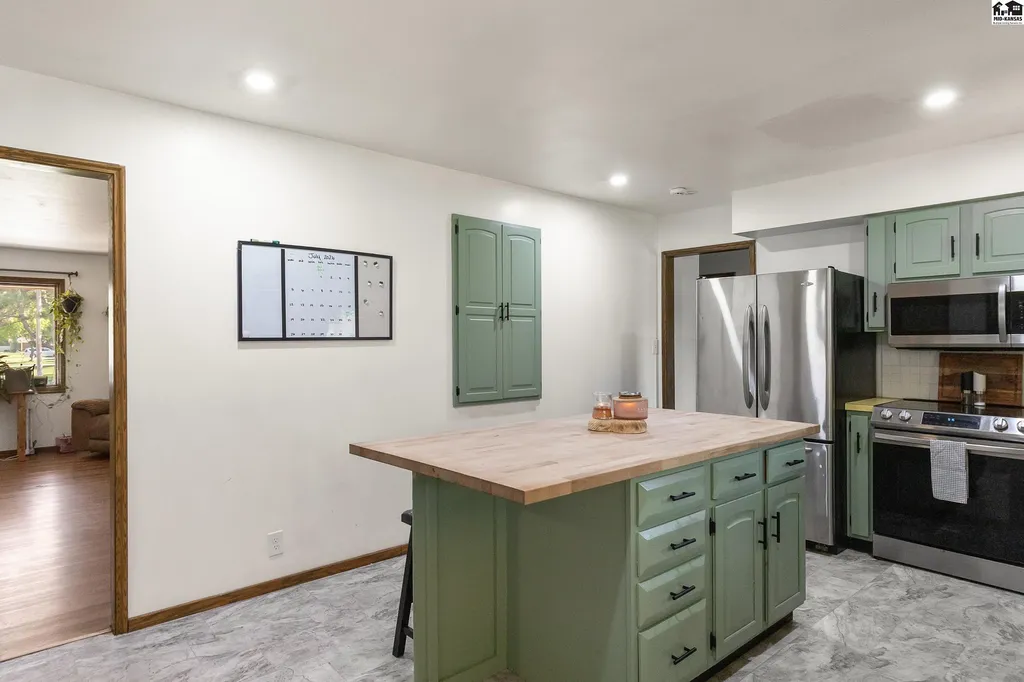 900 Surrey Trail Hutchinson KS 67502