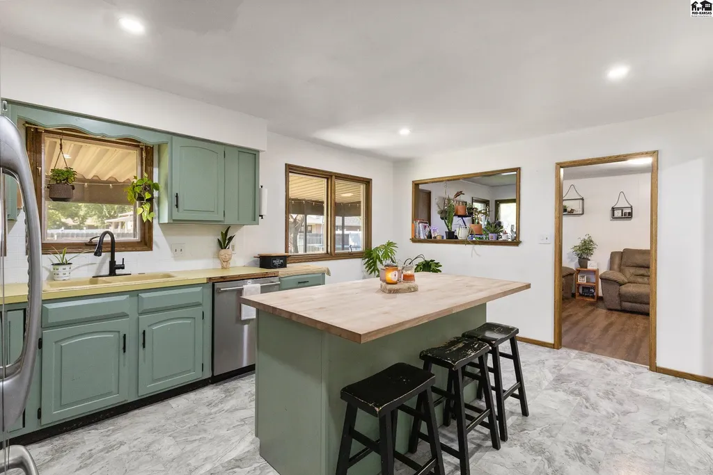 900 Surrey Trail Hutchinson KS 67502
