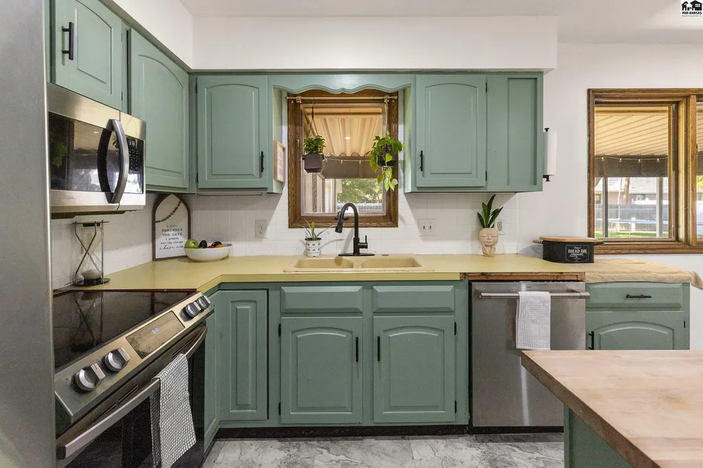 900 Surrey Trail Hutchinson KS 67502