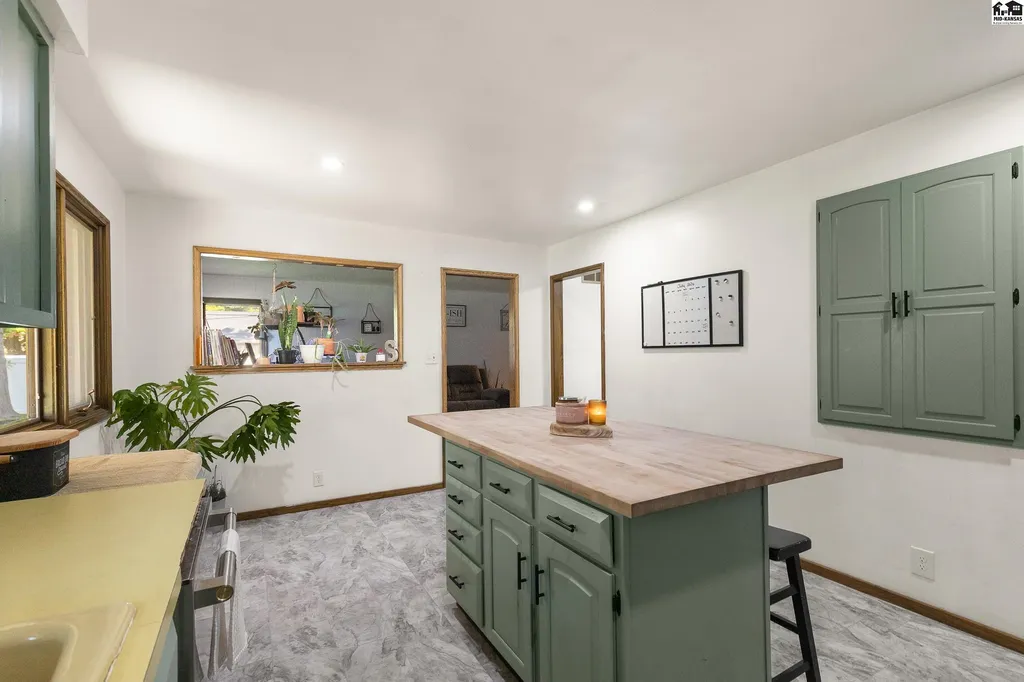 900 Surrey Trail Hutchinson KS 67502