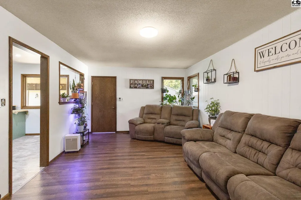 900 Surrey Trail Hutchinson KS 67502