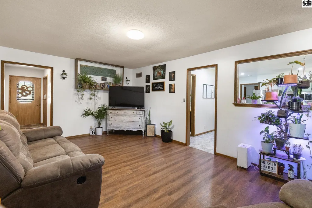 900 Surrey Trail Hutchinson KS 67502