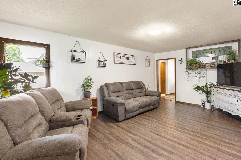 900 Surrey Trail Hutchinson KS 67502