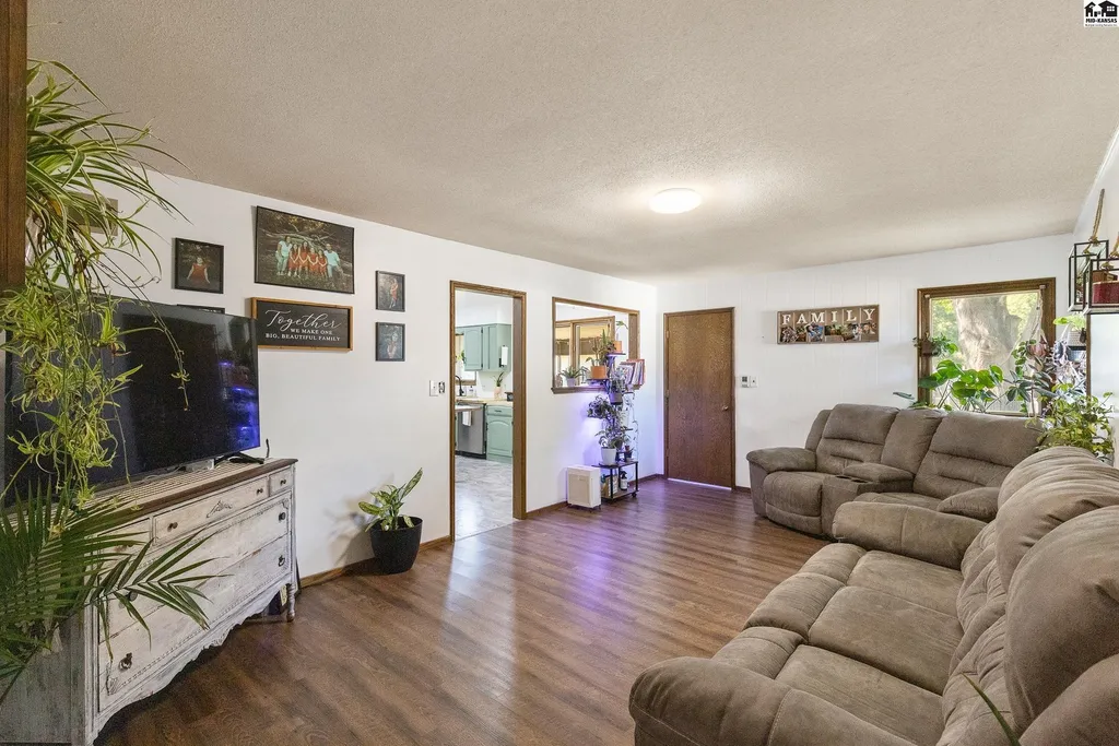 900 Surrey Trail Hutchinson KS 67502