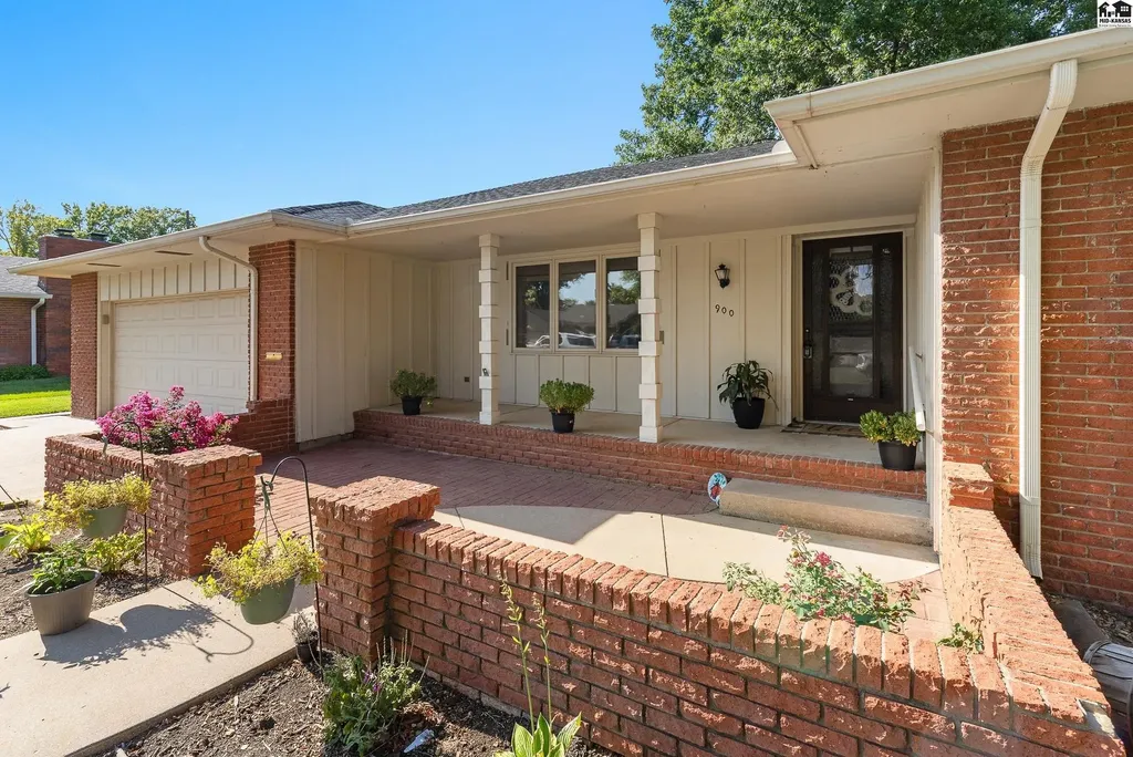 900 Surrey Trail Hutchinson KS 67502