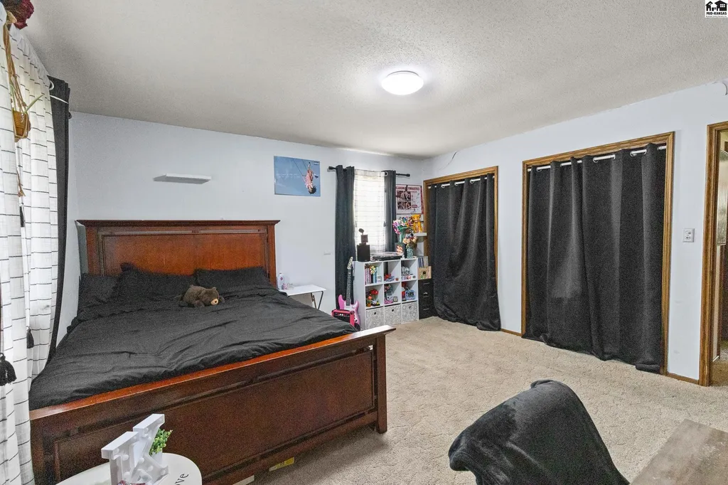 900 Surrey Trail Hutchinson KS 67502