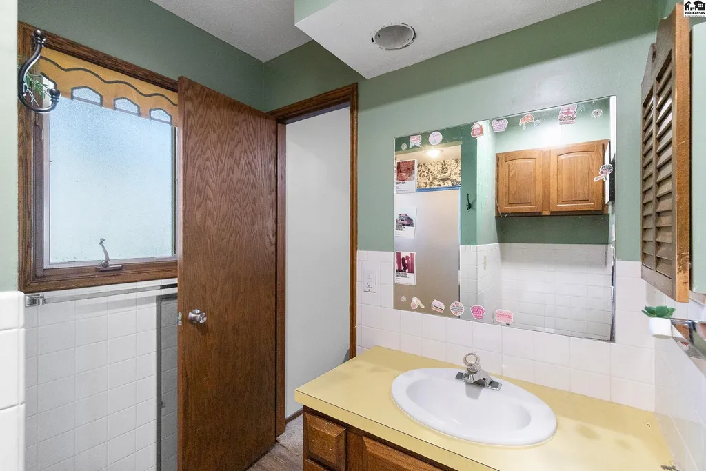 900 Surrey Trail Hutchinson KS 67502