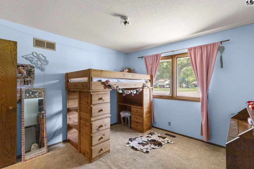 900 Surrey Trail Hutchinson KS 67502