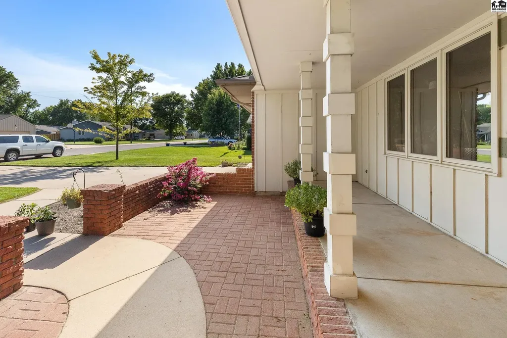 900 Surrey Trail Hutchinson KS 67502