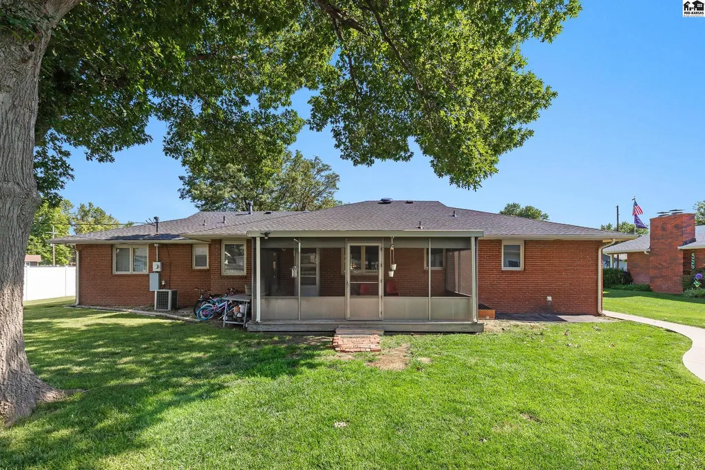 900 Surrey Trail Hutchinson KS 67502