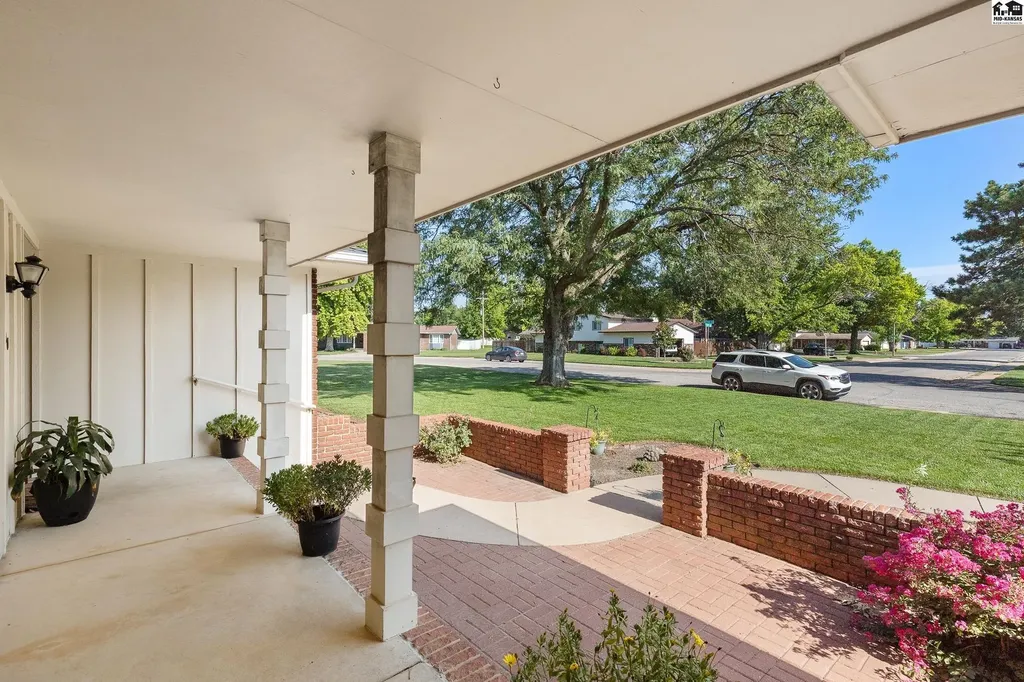 900 Surrey Trail Hutchinson KS 67502