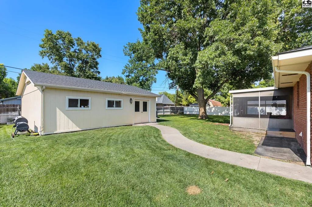 900 Surrey Trail Hutchinson KS 67502
