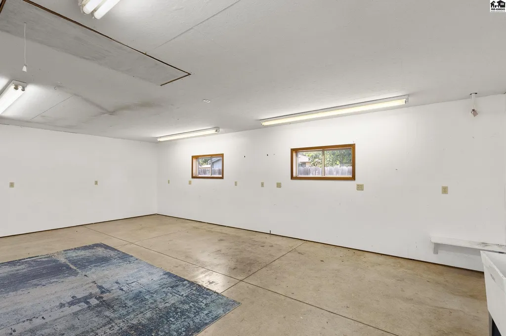 900 Surrey Trail Hutchinson KS 67502