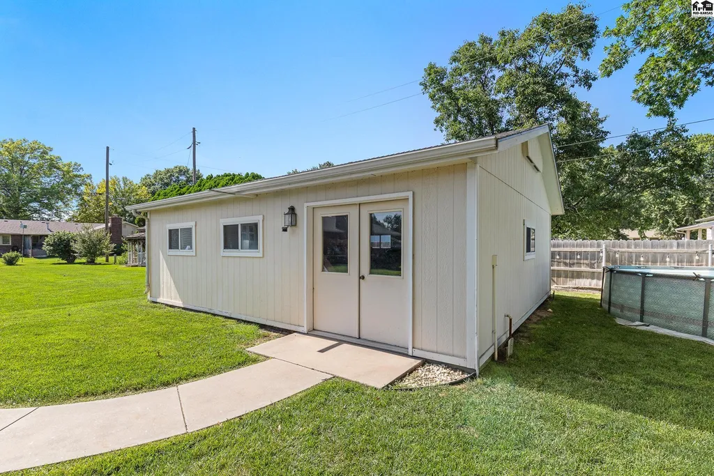 900 Surrey Trail Hutchinson KS 67502