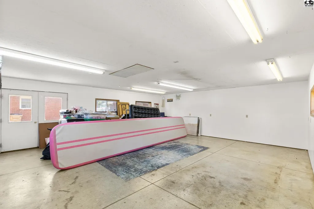 900 Surrey Trail Hutchinson KS 67502