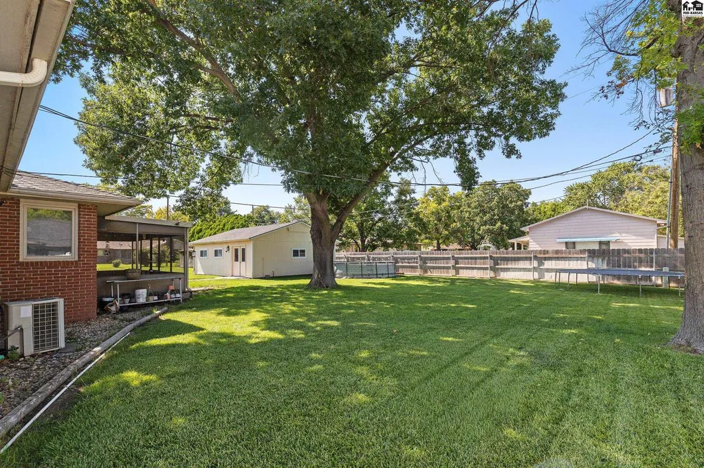 900 Surrey Trail Hutchinson KS 67502