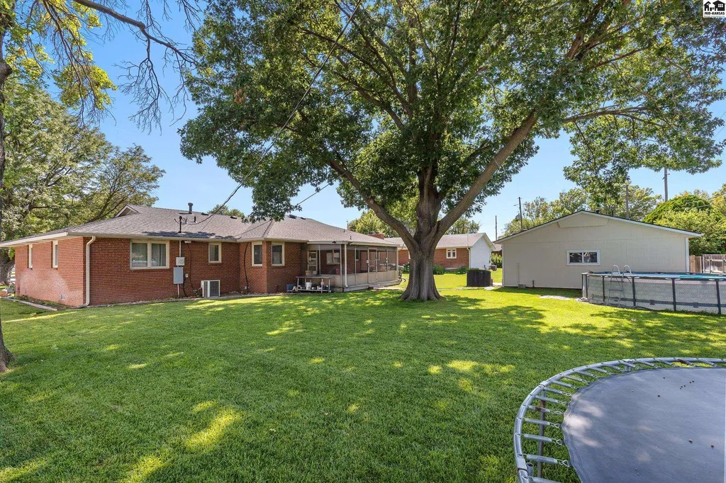 900 Surrey Trail Hutchinson KS 67502