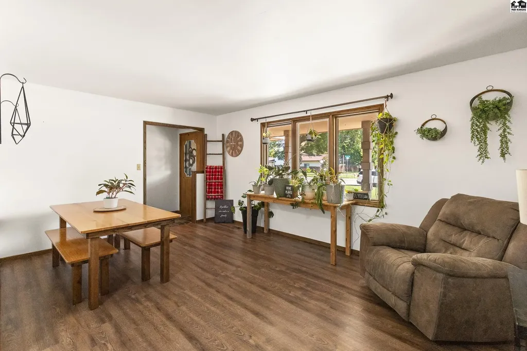 900 Surrey Trail Hutchinson KS 67502