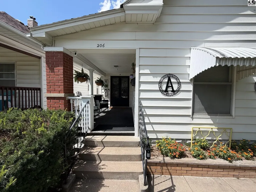 206 E 9th Avenue Hutchinson KS 67501