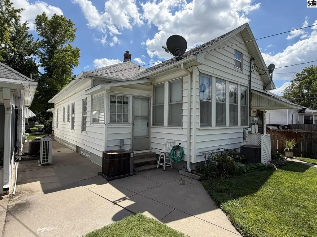 206 E 9th Avenue Hutchinson KS 67501