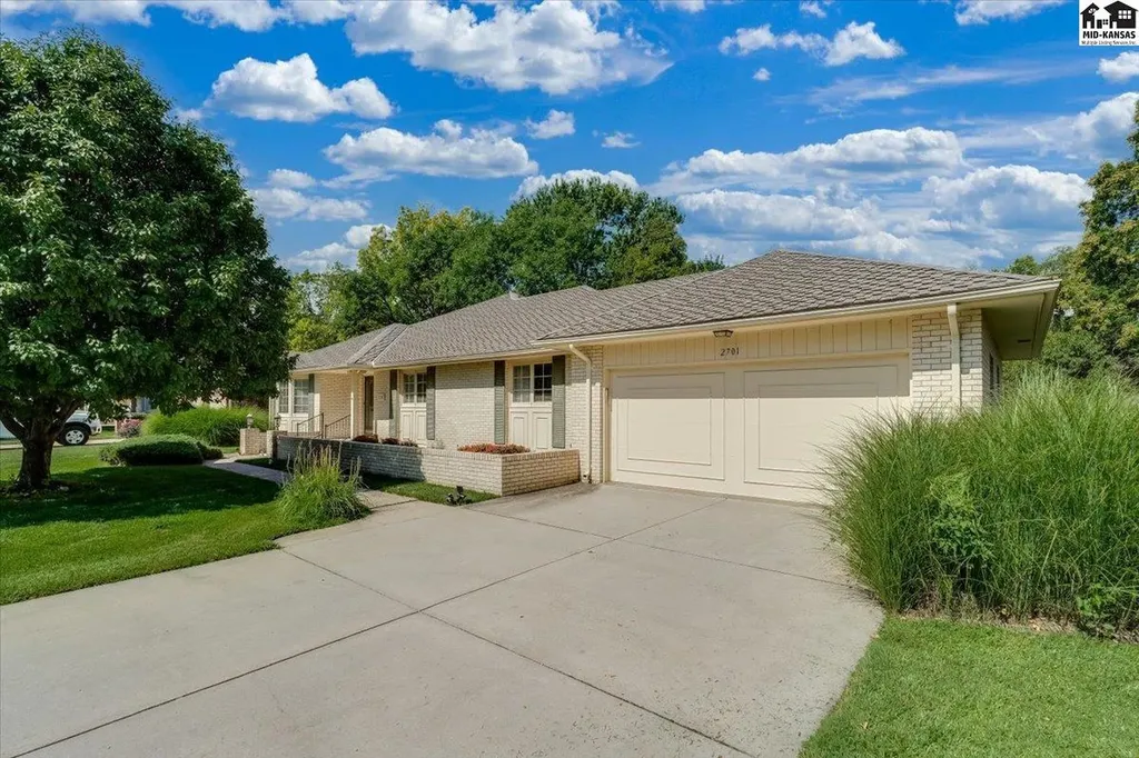 2701 Derenda Drive Hutchinson KS 67502